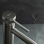 Umývadlová batéria REA Lungo Grip  - Gun Grey, nízka – Obrázok 7